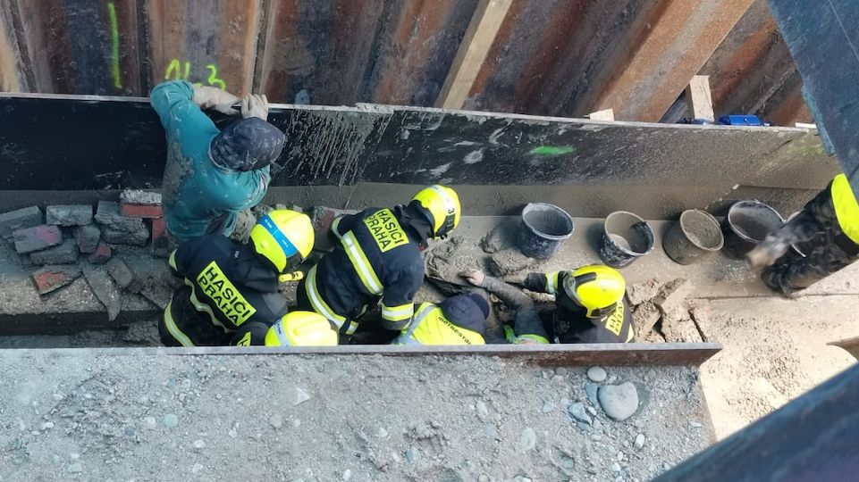 Dva dělníky v Praze zalili betonem
